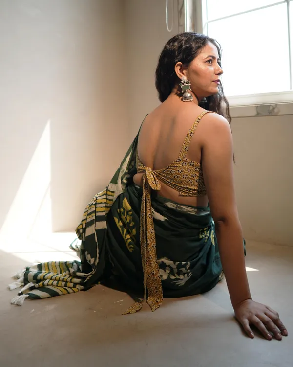 Green_Cotton_Dabu_Butta_Print_Mul_Saree_With_Tassels_For_Women